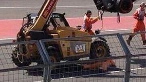 Treballadors del circuit Gilles Villeneuve de Mont-real corren per a auxiliar la víctima.