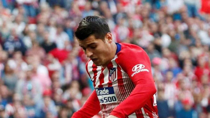 Morata dribla a Rubén Blanco en la acción del segundo gol. // Javier Barbancho