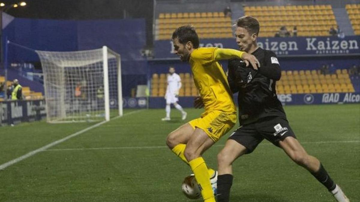 Paulino disputa un balón en el encuentro del lunes ante el Alcorcón