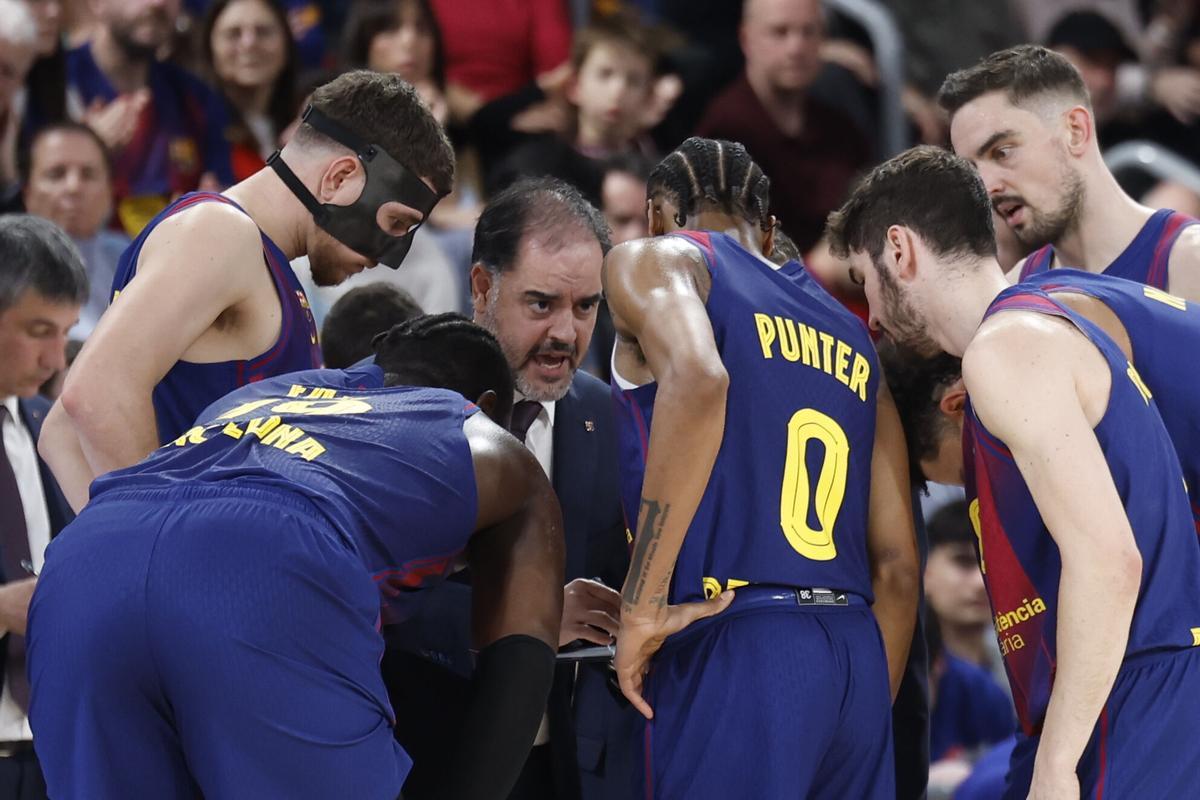 El asistente de Xavi Pascual, Íñigo Zorzano, dirige al equipo tras ser expulsado el primer entrenador en el tercer cuarto.