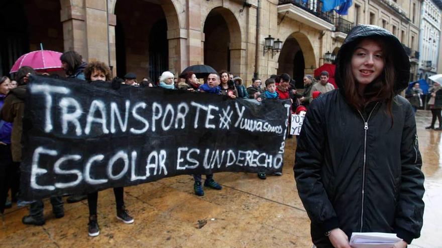 La joven Yuma Calderón, al frente de los manifestantes ayer en la plaza del Ayuntamiento de Oviedo, desde donde partió la marcha hacia la Consejería de Educación.