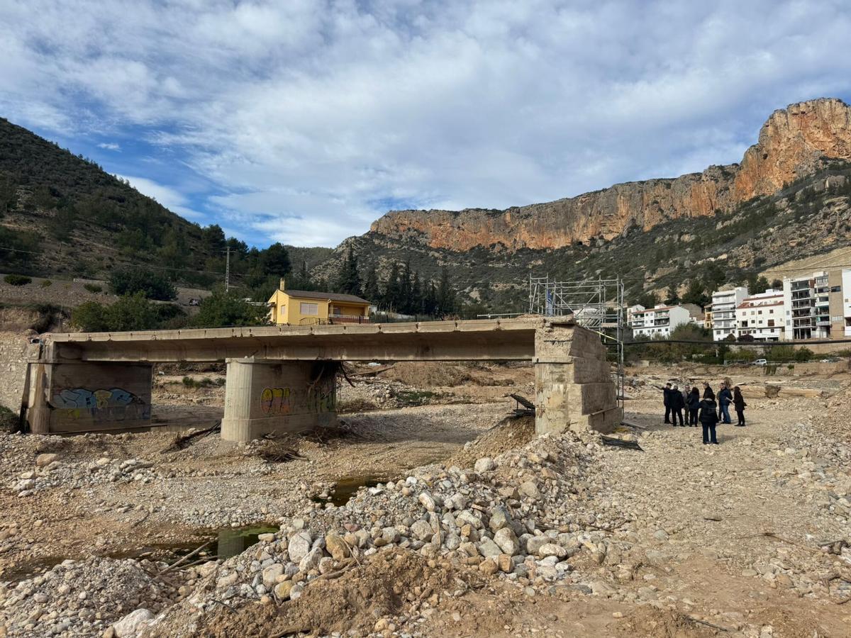 Visita a uno de los puentes de Sot de Chera que será reconstruido