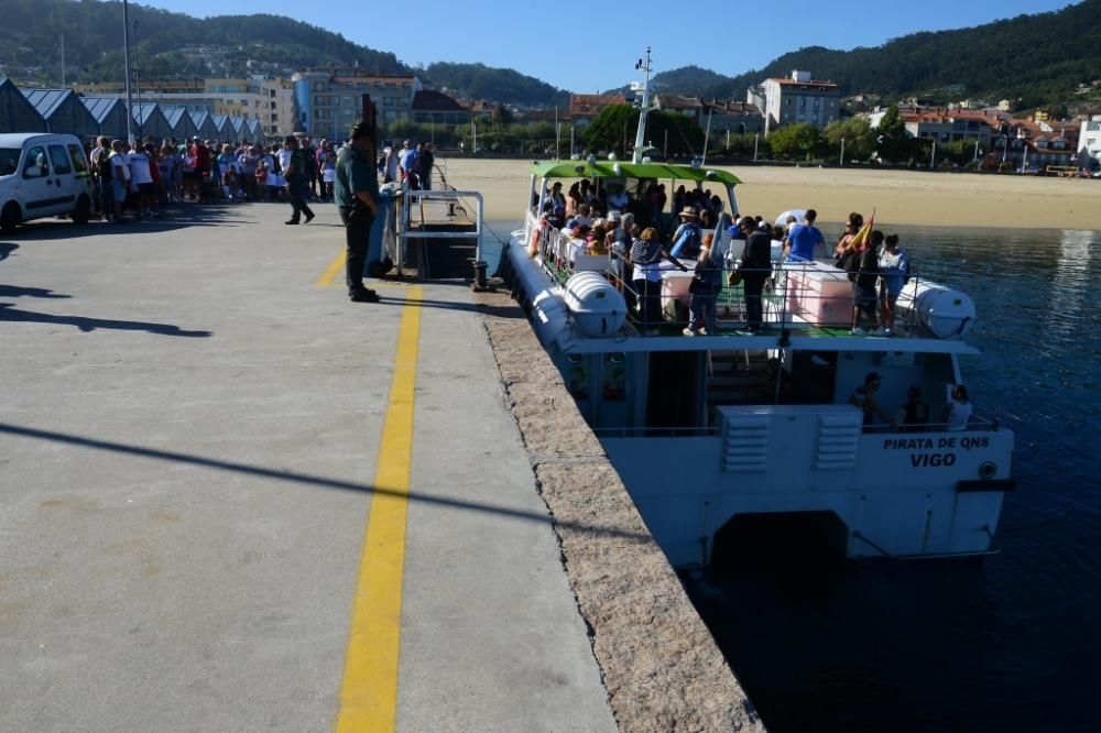 Vecinos de Ons se concentran en el puerto de Bueu para reclamar un acceso libre a la isla