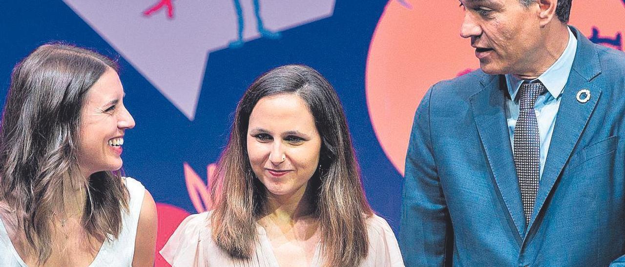 Irene Montero, Ione Belarra y Pedro Sánchez.