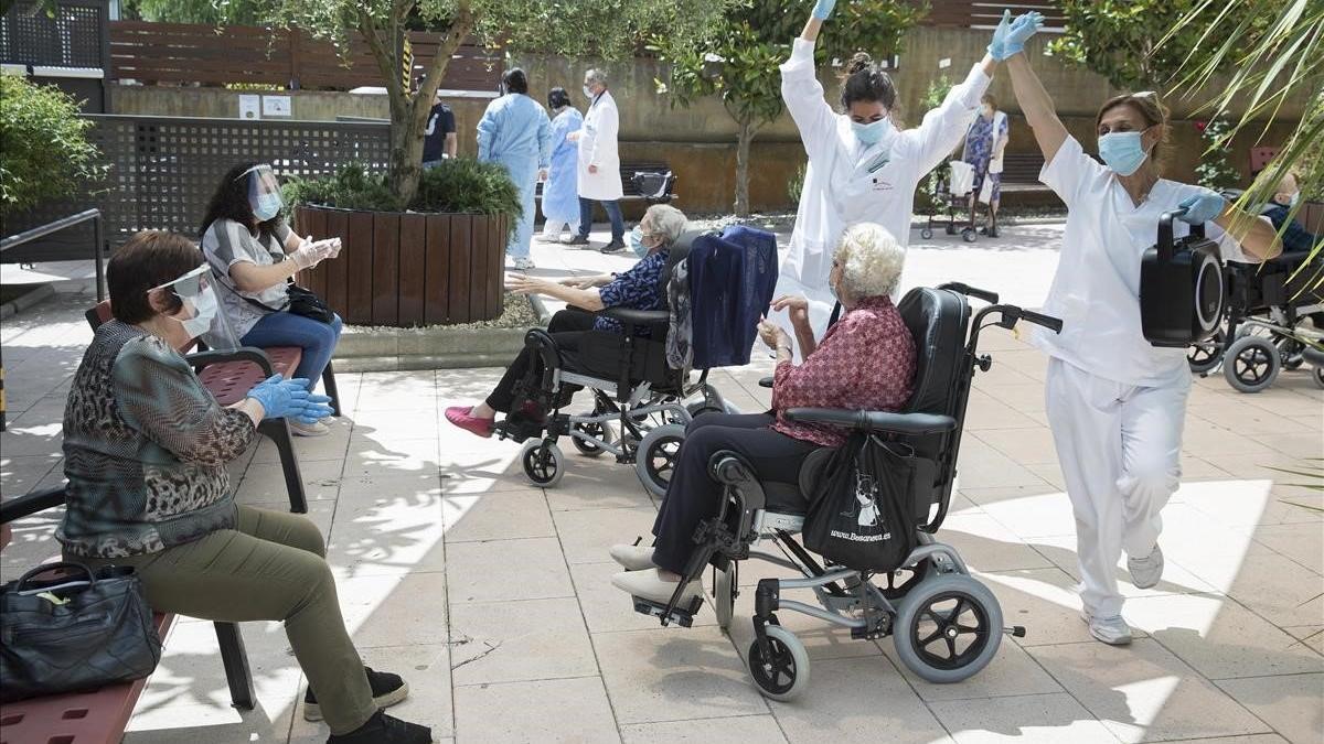 BAILE EN LA RESIDENCIA PARA CELEBRAR LAS PRIMERAS VISITAS