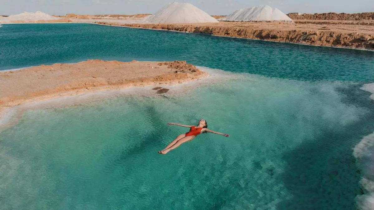 El lugar con mayor flotabilidad del mundo no es el Mar Muerto, son estas piscinas naturales de aguas turquesas que tienes que visitar una vez en la vida