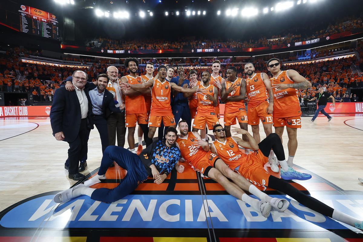La plantilla del Valencia Basket, tras clasificarse para la Final Four de la Euroliga.