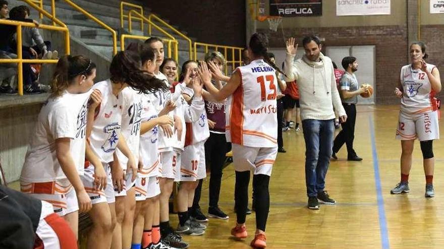 Fernando Buendía saluda a sus jugadoras en un partido.