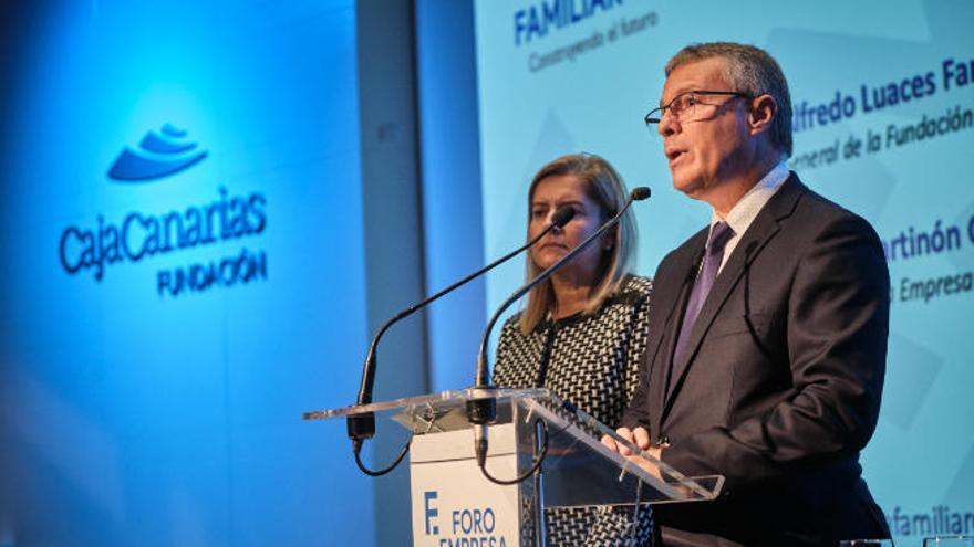 La presidenta de EFCA y el director de la Fundación CajaCanarias, ayer durante la inauguración del foro.