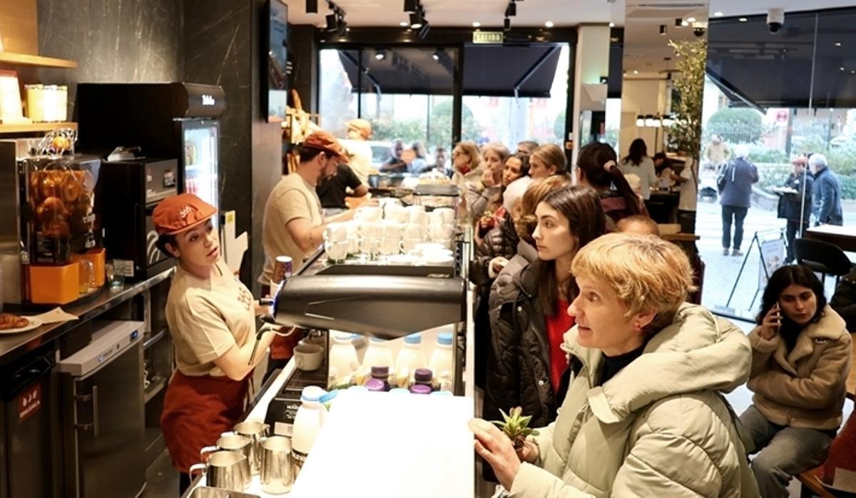 Primeros clientes en el nuevo establecimiento del centro de Zaragoza.