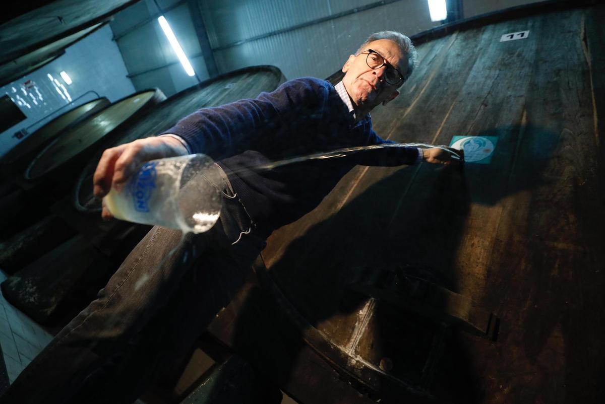 José Luis Vigón, de Sidra Orizón (Nava), escancia un culete.