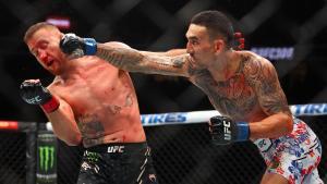 Max Holloway (guantes azules) conecta un directo a Justin Gaethje (guantes rojos) en la UFC 300