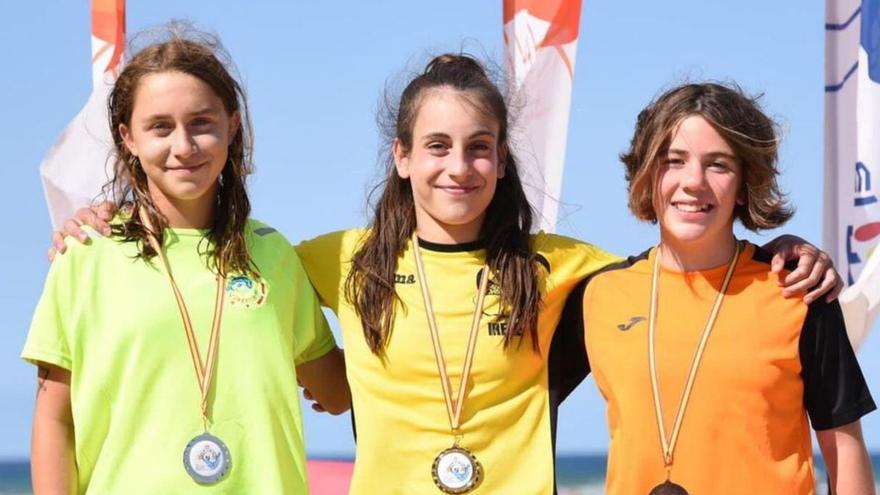 Irene Calvo, en el centro, con su medalla de oro en Castro Urdiales. | Cedida