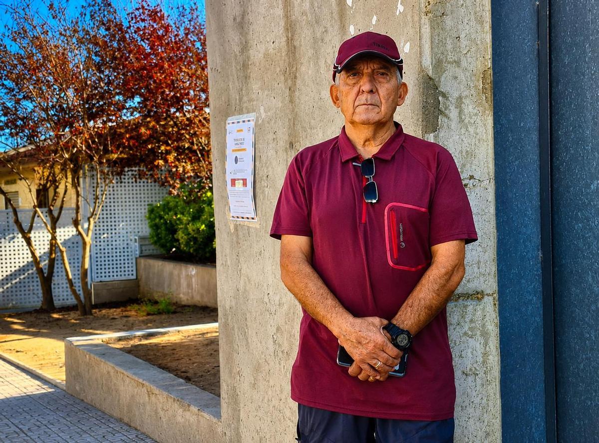 Guillermo Montesinos, usuario habitual de la piscina climatizada de San Roque, junto a las instalaciones.