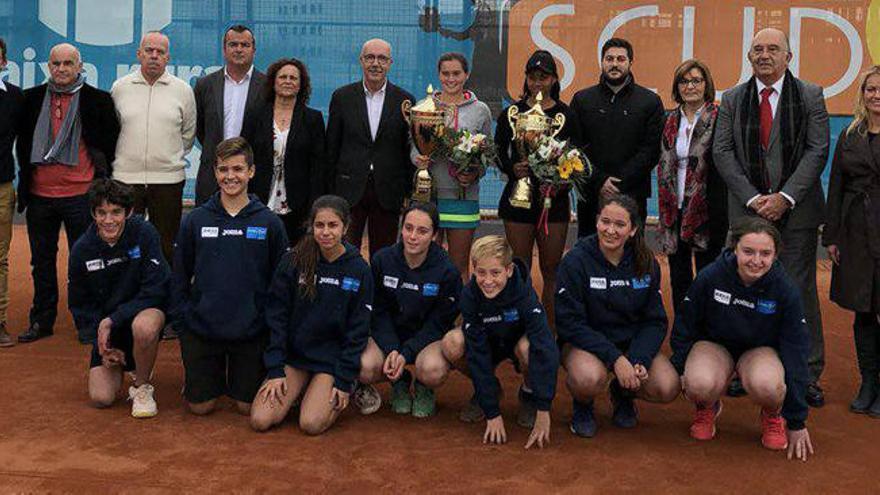 Las finalistas, con los dirigentes y voluntarios.