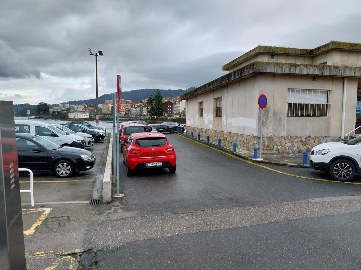 El tramo de vial que ocupará la nueva construcción, con una longitud de casi 24 metros y que dejará un pasillo de 1,6 metros con respecto al edificio de la Casa do Mar de Bueu.