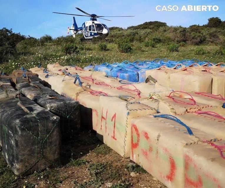 Fardos de hachís incautados por la policía en el monte.