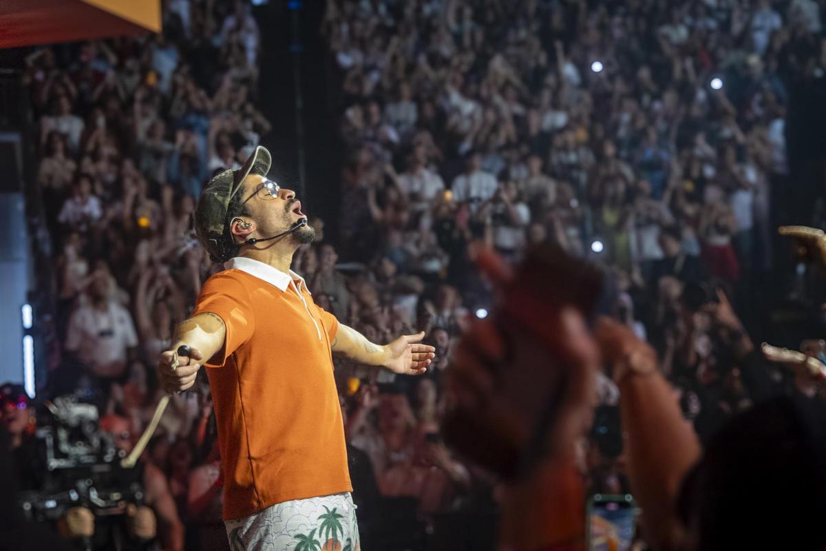 Bad Bunny en el Choliseo de San Juan de Puerto Rico, dentro de la gira mundial 'Debí Tirar Más Fotos', con doce conciertos previstos en España-.
