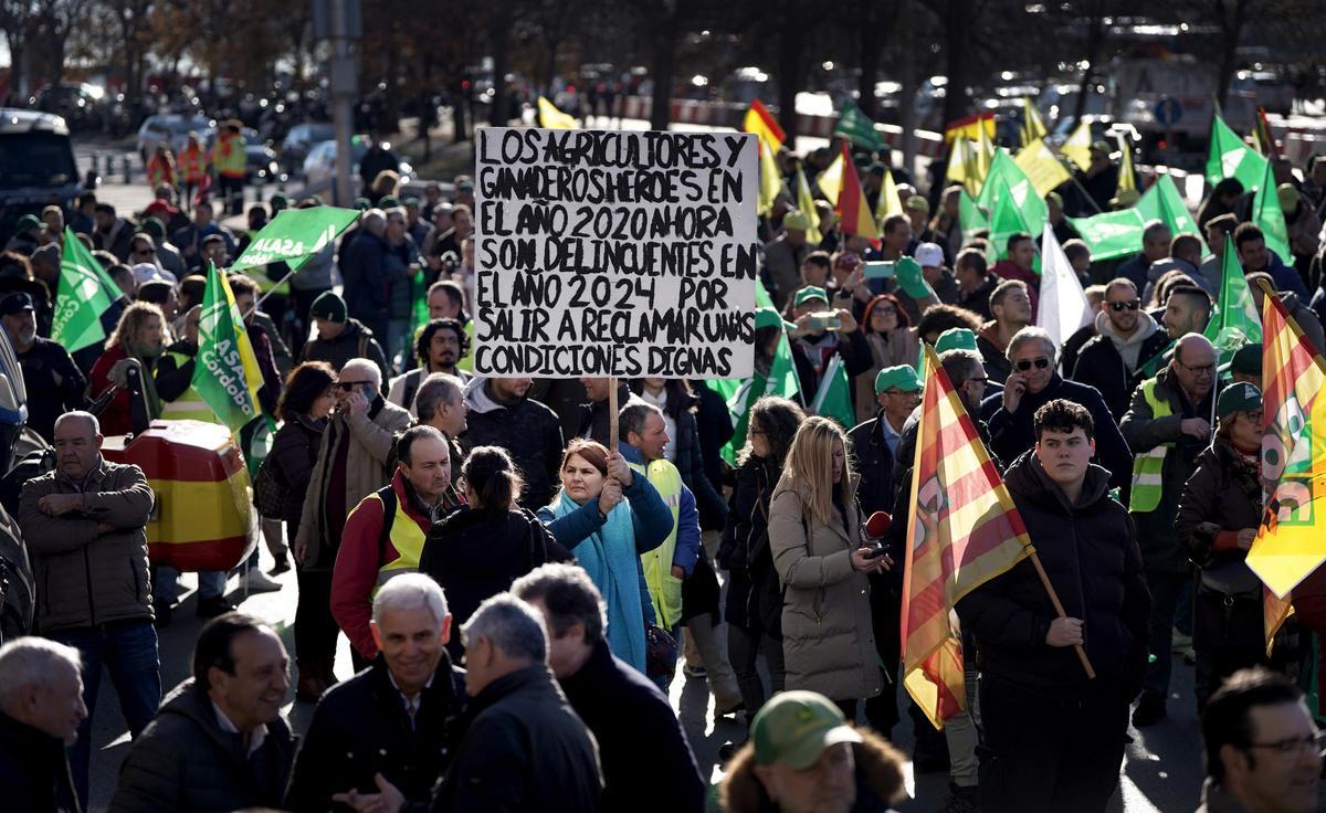 Protesta de agricultores y ganaderos ante el Ministerio de Agricultura, en Atocha, contra el acuerdo de libre comercio de Europa y Mercosur.
