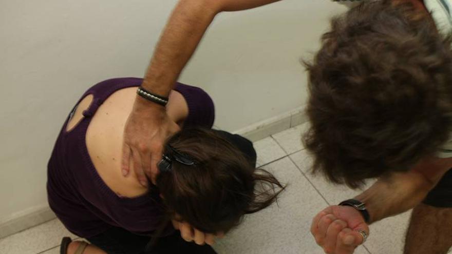 Detenido tras dar una paliza a su pareja y atrincherarse