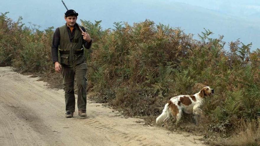 Un cazador con su perro en busca de la captura de alguna pieza. // Iñaki Osoriol