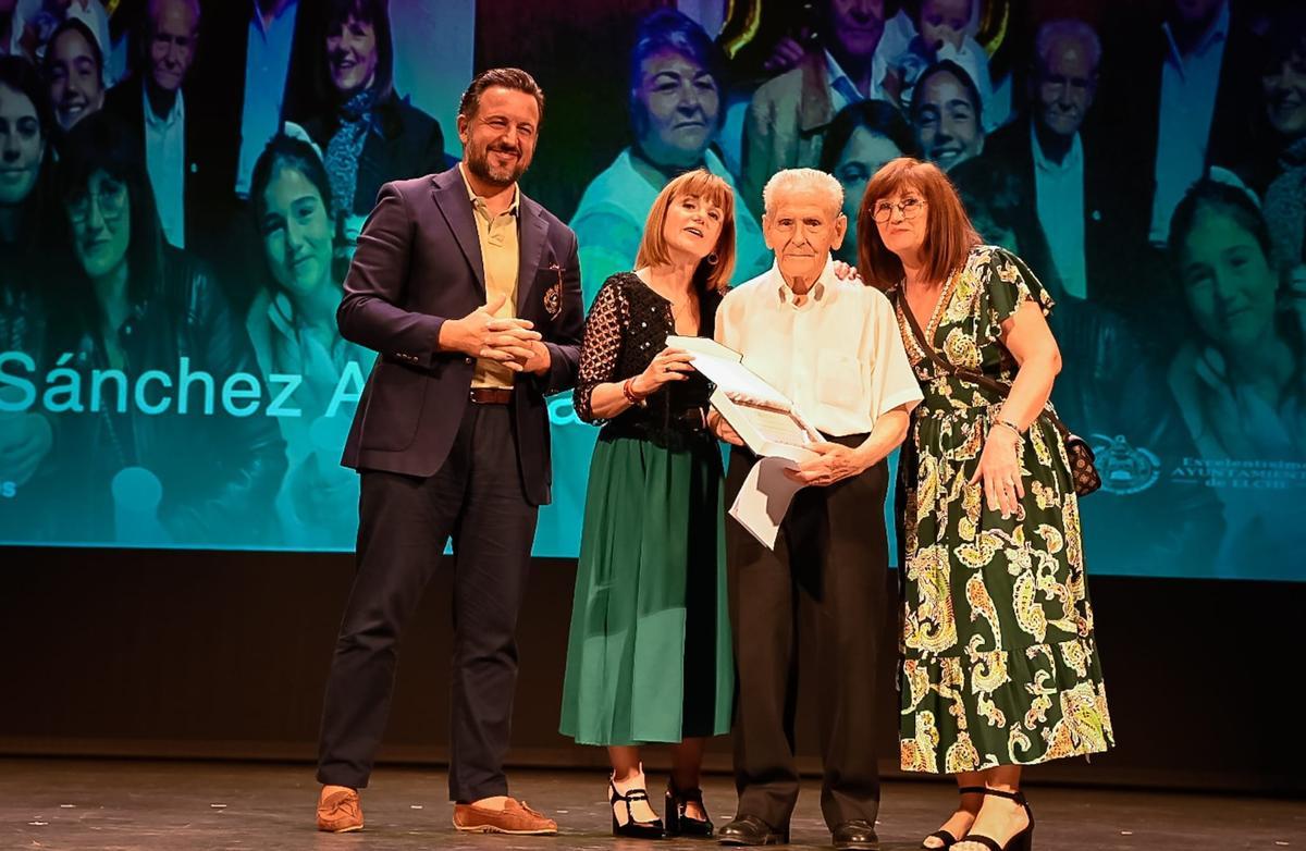 El alcalde y la concejala Aurora Rodil entregaron los reconocimientos a los mayores en el Gran Teatro de Elche
