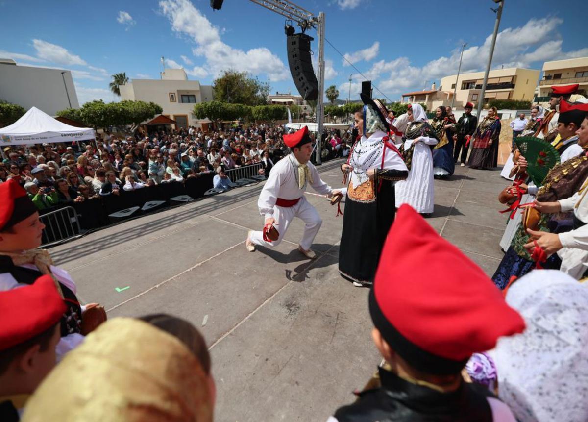 Tradición intacta en las fiestas de Sant Jordi |  