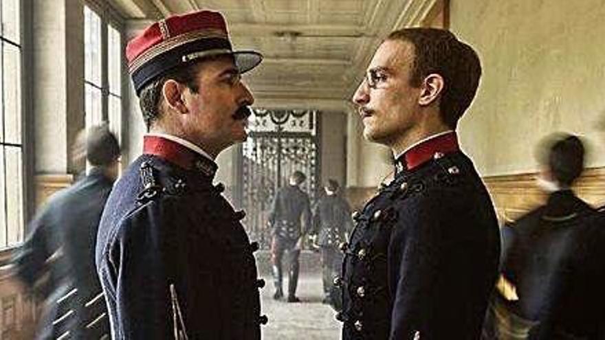 Jean Dujardin (Georges Picquart) i Louis Garrel (capità Alfred Dreyfus) en una escena d&#039;«El oficial y el espía»