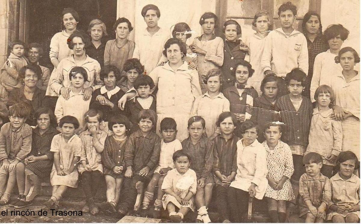 Alumnado de una escuela en Trasona en los años treinta.