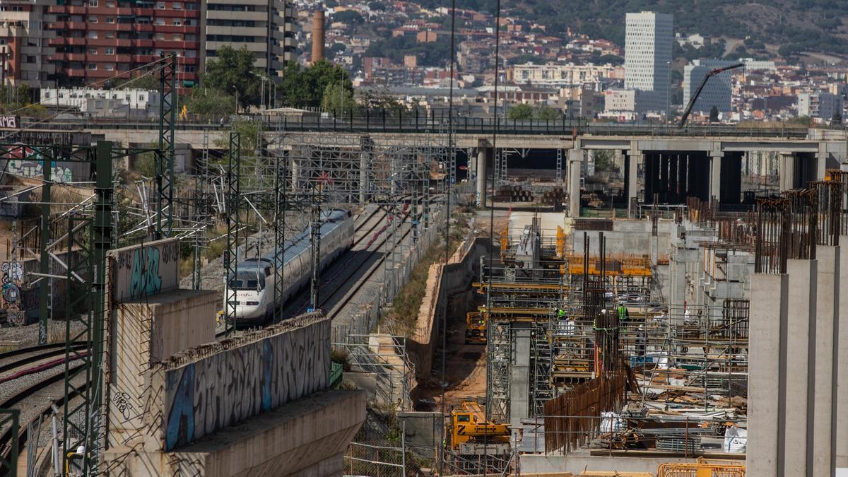 Vías del tren en la zona en obras para la futura estación de la Sagrera, en Barcelona, con Santa Coloma de Gramenet al fondo.