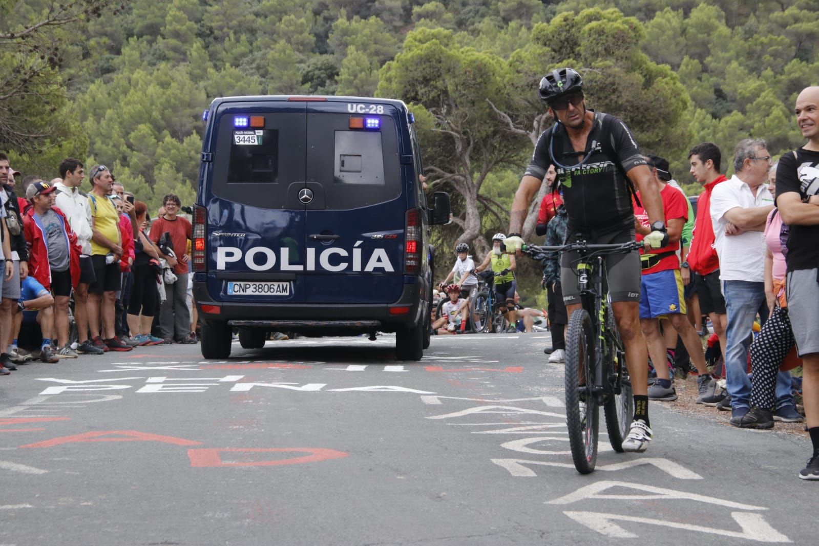 Ambiente en Xorret de Catí para ver pasar la Vuelta Ciclista a España