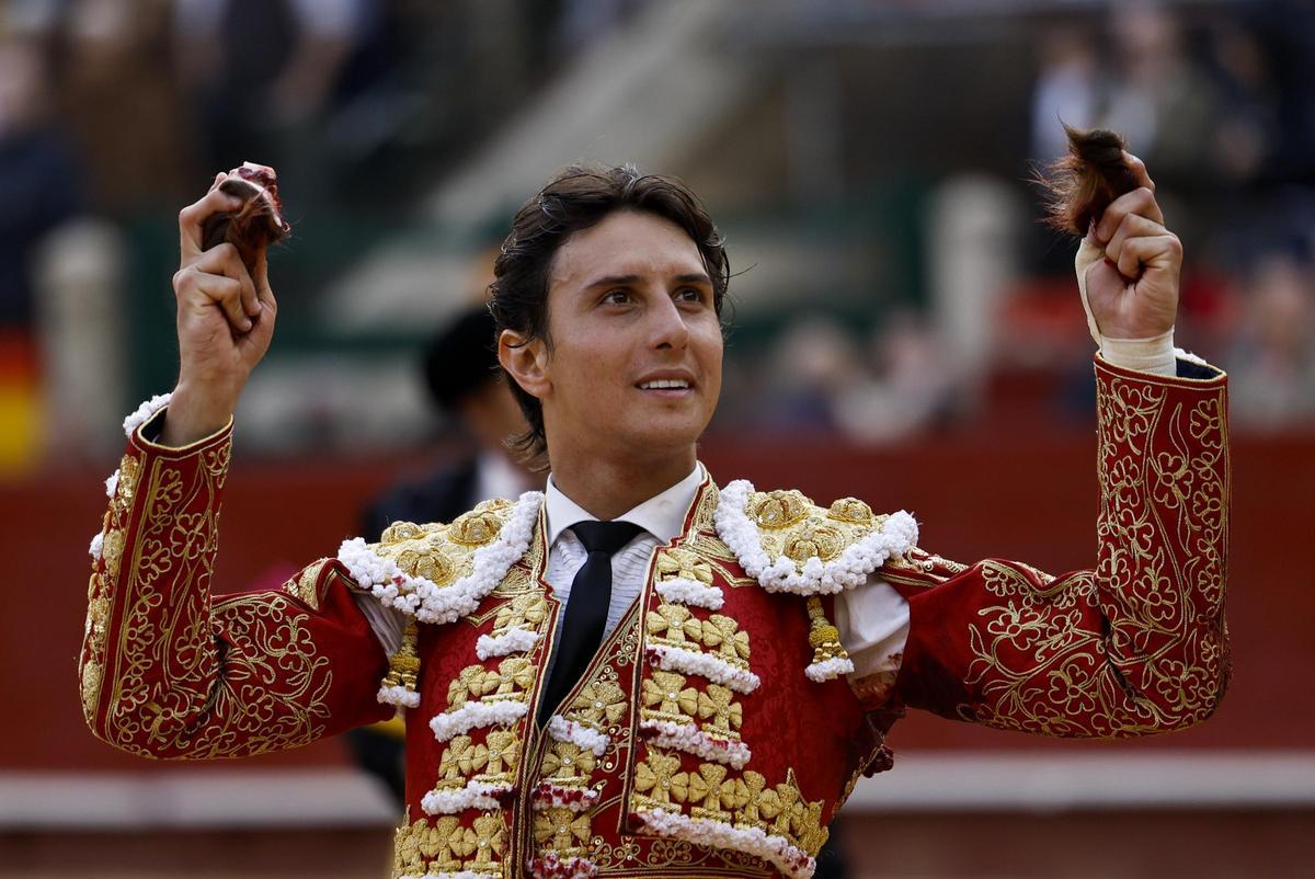 Roca Rey pasea las dos orejas de "Leguleyo", un toro de Jandilla extraordinario