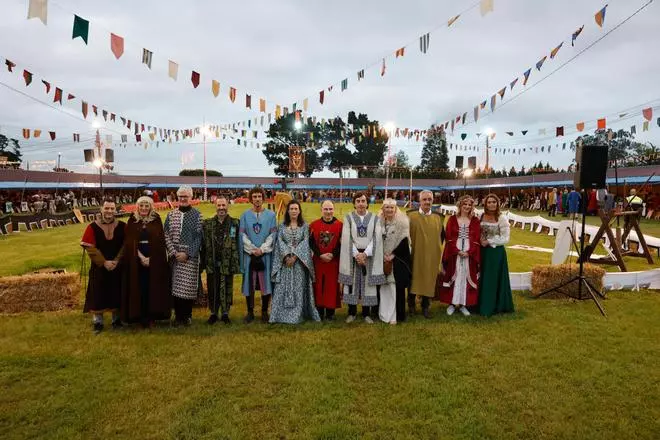 El rector de la Universidad de Oviedo, un exconxurao de rojo en Llanera, con sopa de siglas políticas en la gran cena medieval