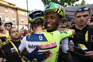 Girmay gana al esprint en Turín la tercera etapa del Tour