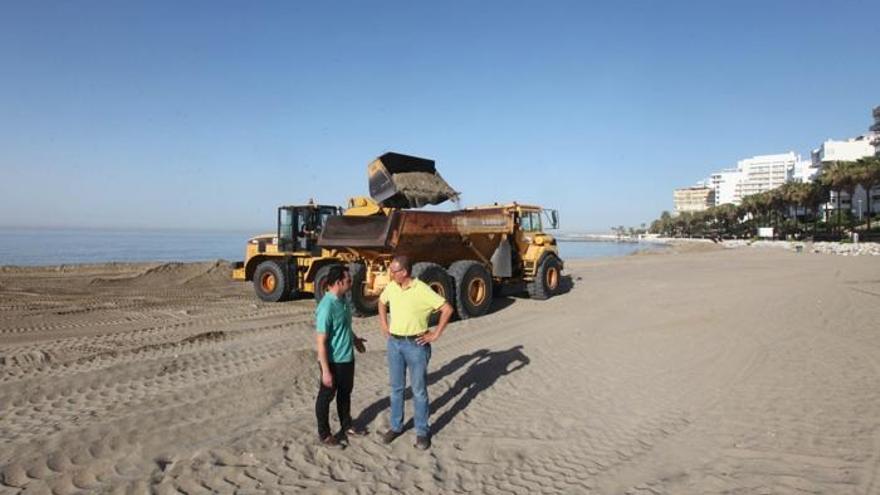 El concejal de Sostenibilidad, Miguel Díaz, supervisa los aportes de arena en la playa de La Bajadilla de Marbella.