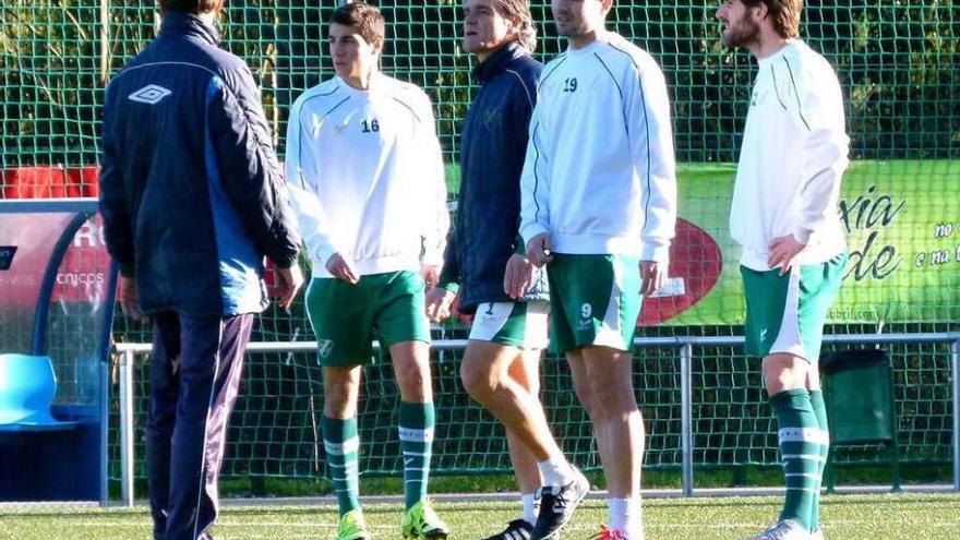 Rafa Sáez, entrenador del Coruxo, se dirige a sus jugadores durante un entrenamiento. // José A. Díaz