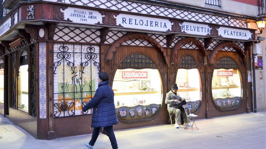 Los locales comerciales de la calle Real se desnudan de sus elementos emblemáticos