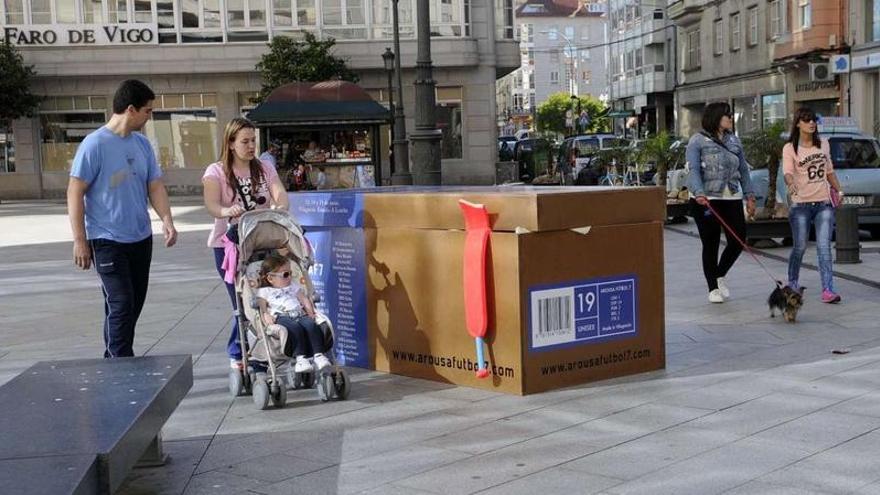 Una caja promocional de esta edición luce desde ayer en la Plaza de Galicia reclamando la atención de los viandantes.