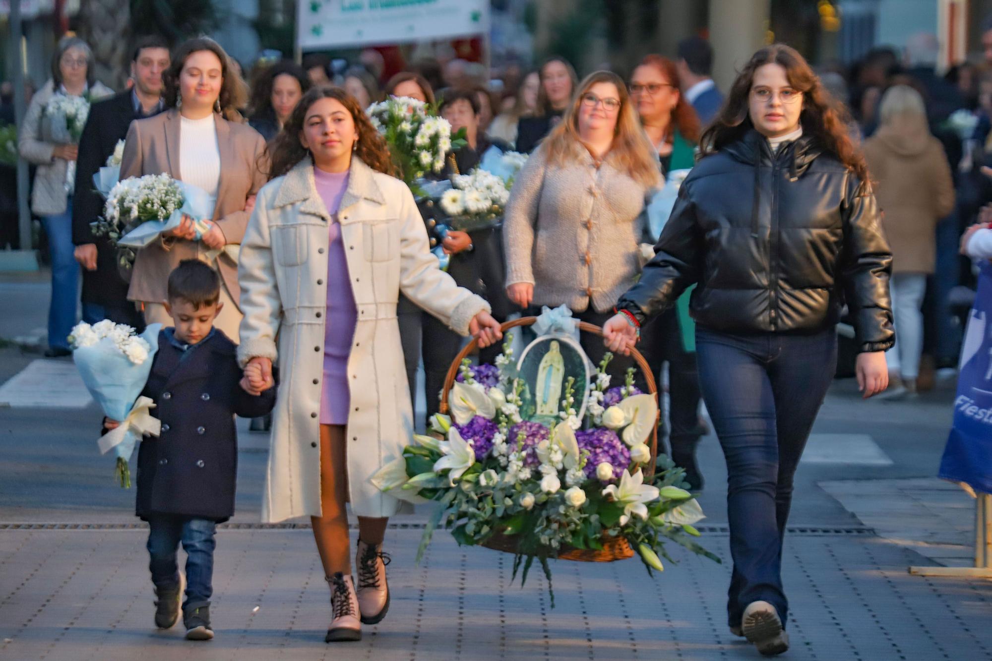 Más de 70 entidades y asociaciones participan en la multitudinaria ofrenda a la patrona que vistió de flores la fachada de iglesia de la Inmaculada Concepción