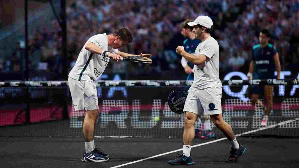 Paquito celebra el buen juego de su compañero Bergamini