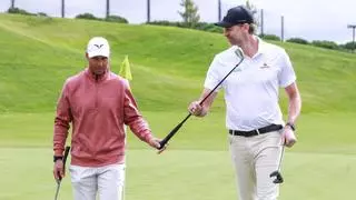 Rafa Nadal se divierte jugando al golf con Pau Gasol