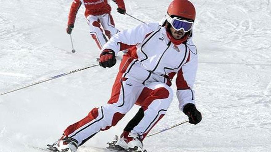 Fernando Alonso desciende una ladera esquiando durante la segunda jornada del Wrooom 2011 en Madonna di Campiglio, Italia, este miércoles