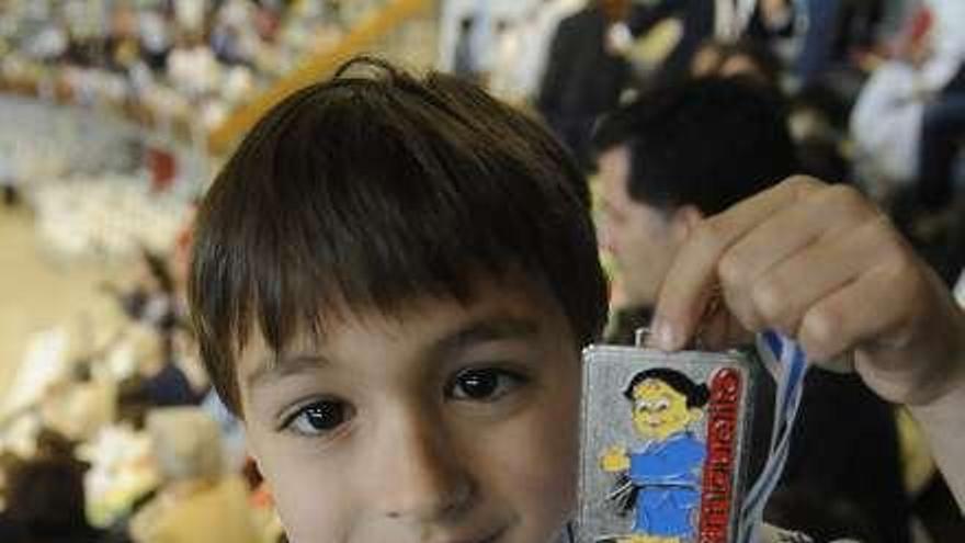 Distintas imágenes de la jornada de ayer en el Coliseo de los niños participando en el Trofeo Miguelito. Arriba a la izquierda, el alcalde Javier Losada con un judoka. / carlos pardellas