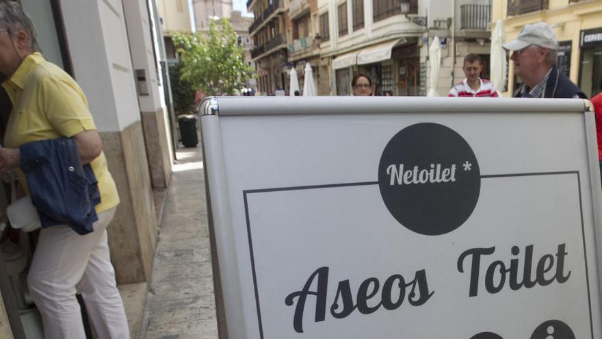 Aseos públicos junto a la Plaza de la Virgen en Valencia.