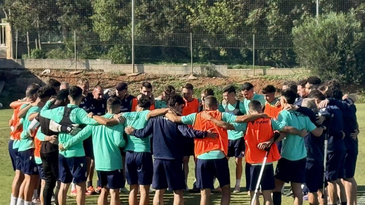 La plantilla del FC Cartagena se congrega en el último entrenamiento