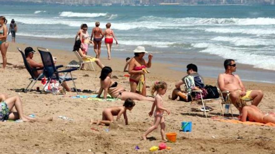 Bañistas en la playa de Arenales en una imagen de este fin de semana.