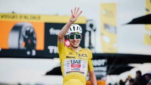 Pogacar celebra la cuarta victoria en el Tour 2026.