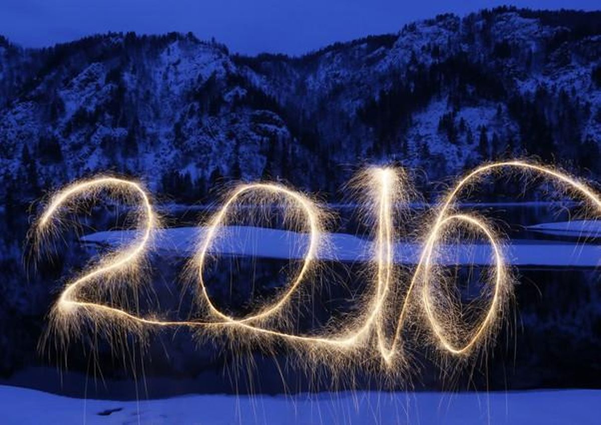 Els números de 2016 estan escrits en laire amb una bengala en una riba del riu Ienissei, al districte Taigà a prop del poble siberià de Divnogorsk.