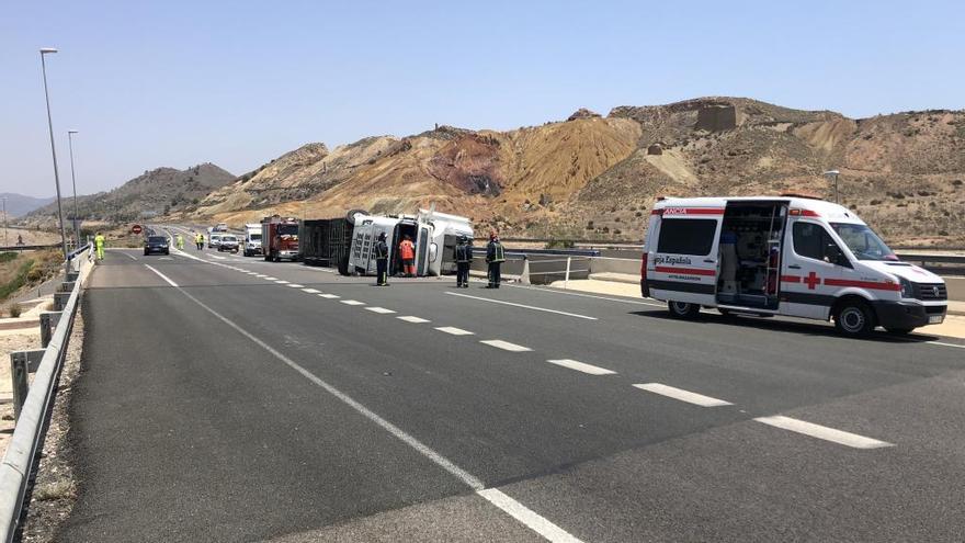 El vehículo, volcado tras el accidente