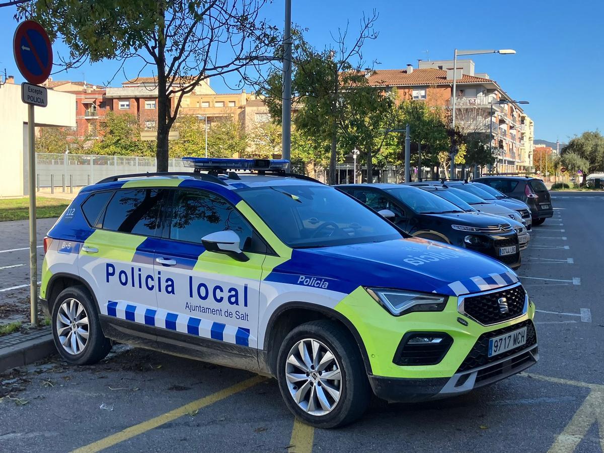 Un cotxe de la Policia Local de Salt.